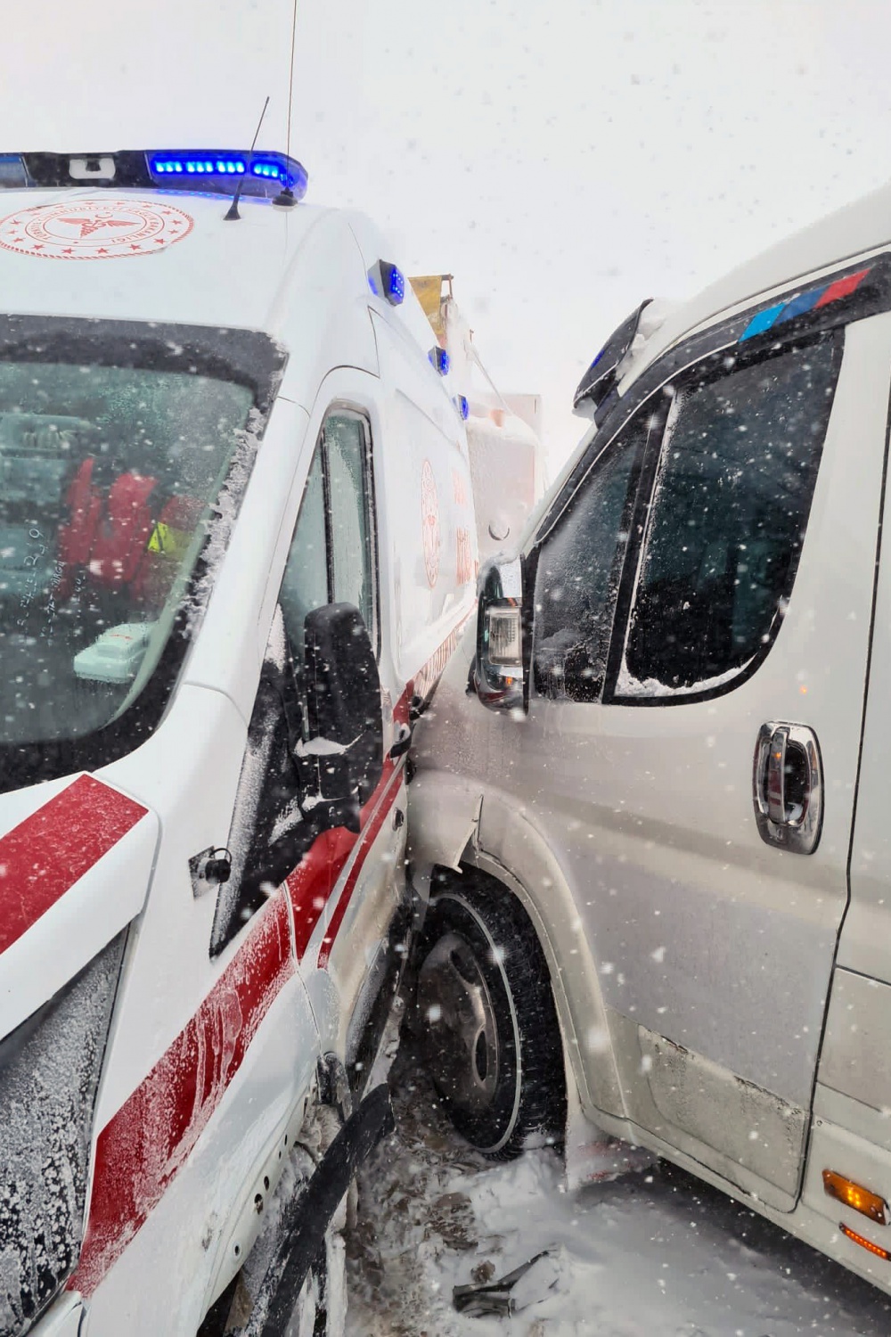 Karlı yolda kayan araçlar ambulansa çarptı 4