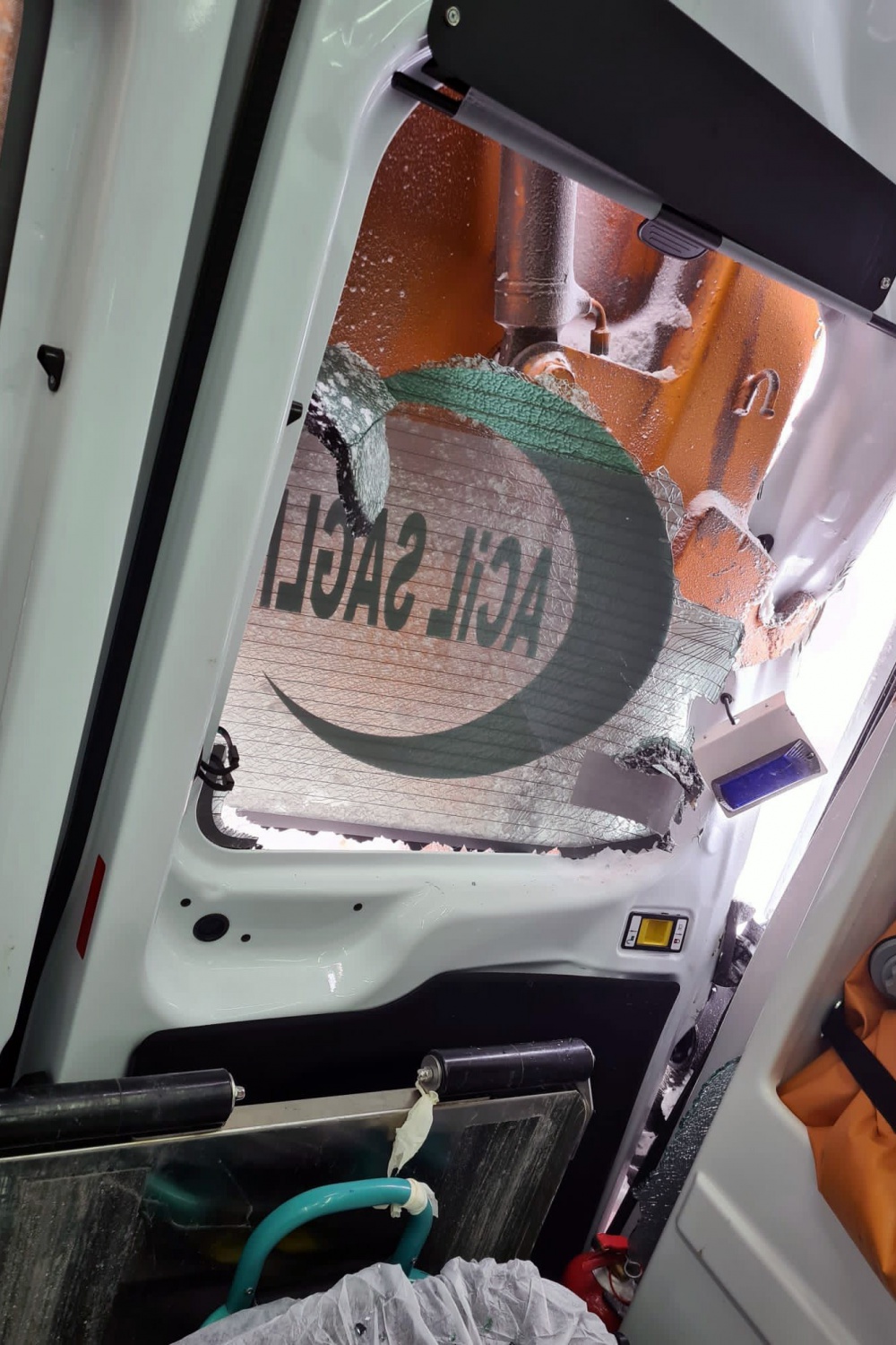 Karlı yolda kayan araçlar ambulansa çarptı 5