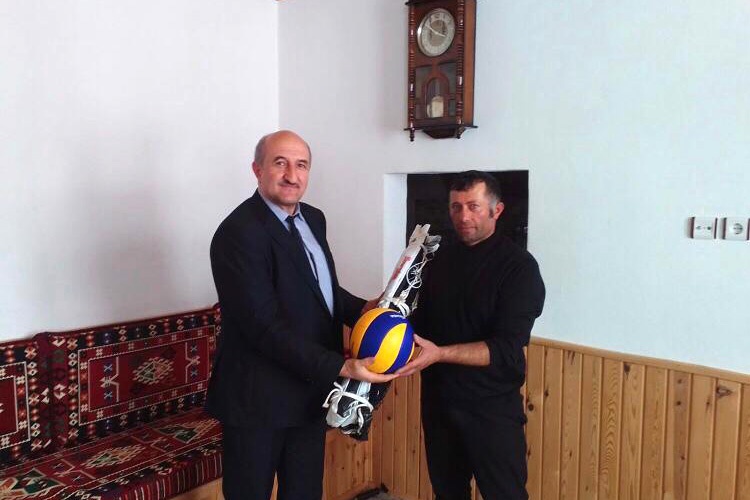 Kar voleybolu oynayan köye sürpriz ziyaret 2