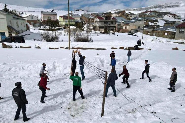 Kar voleybolu oynayan köye sürpriz ziyaret 4