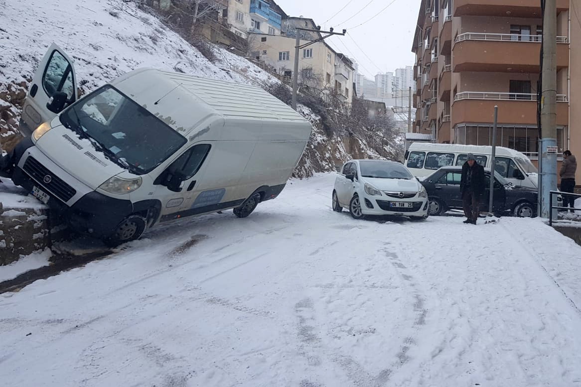 Yollar tuzlanmayınca kazalar ardı ardına geldi 1