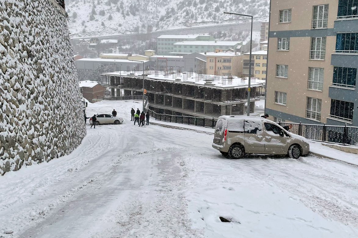 Yollar tuzlanmayınca kazalar ardı ardına geldi 8