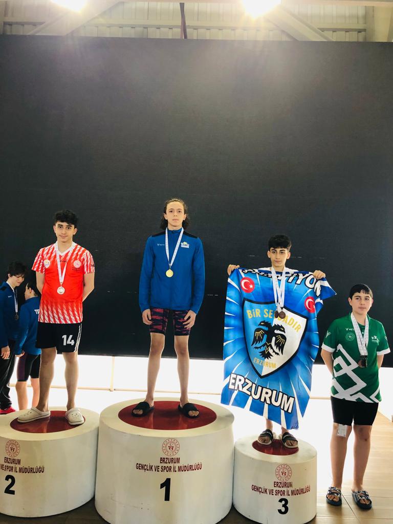 Yüzücülerimizden 23 madalya 8