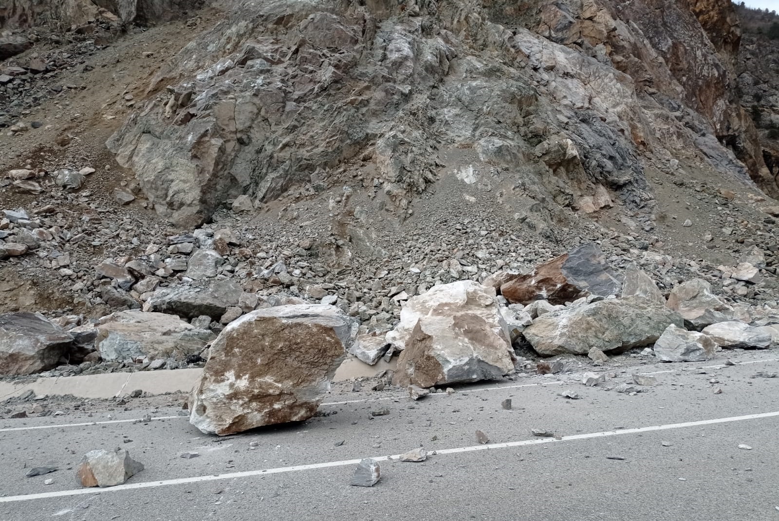 Köy minibüsünün üzerine kayalar düştü: 2 yaralı 9