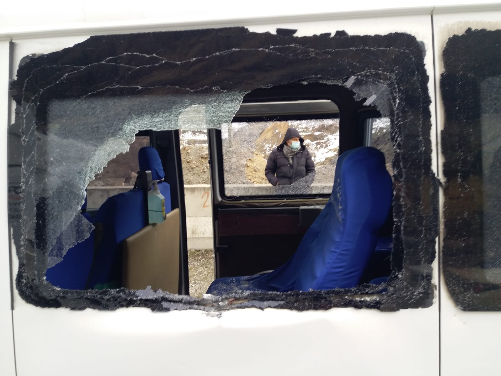 Köy minibüsünün üzerine kayalar düştü: 2 yaralı 8