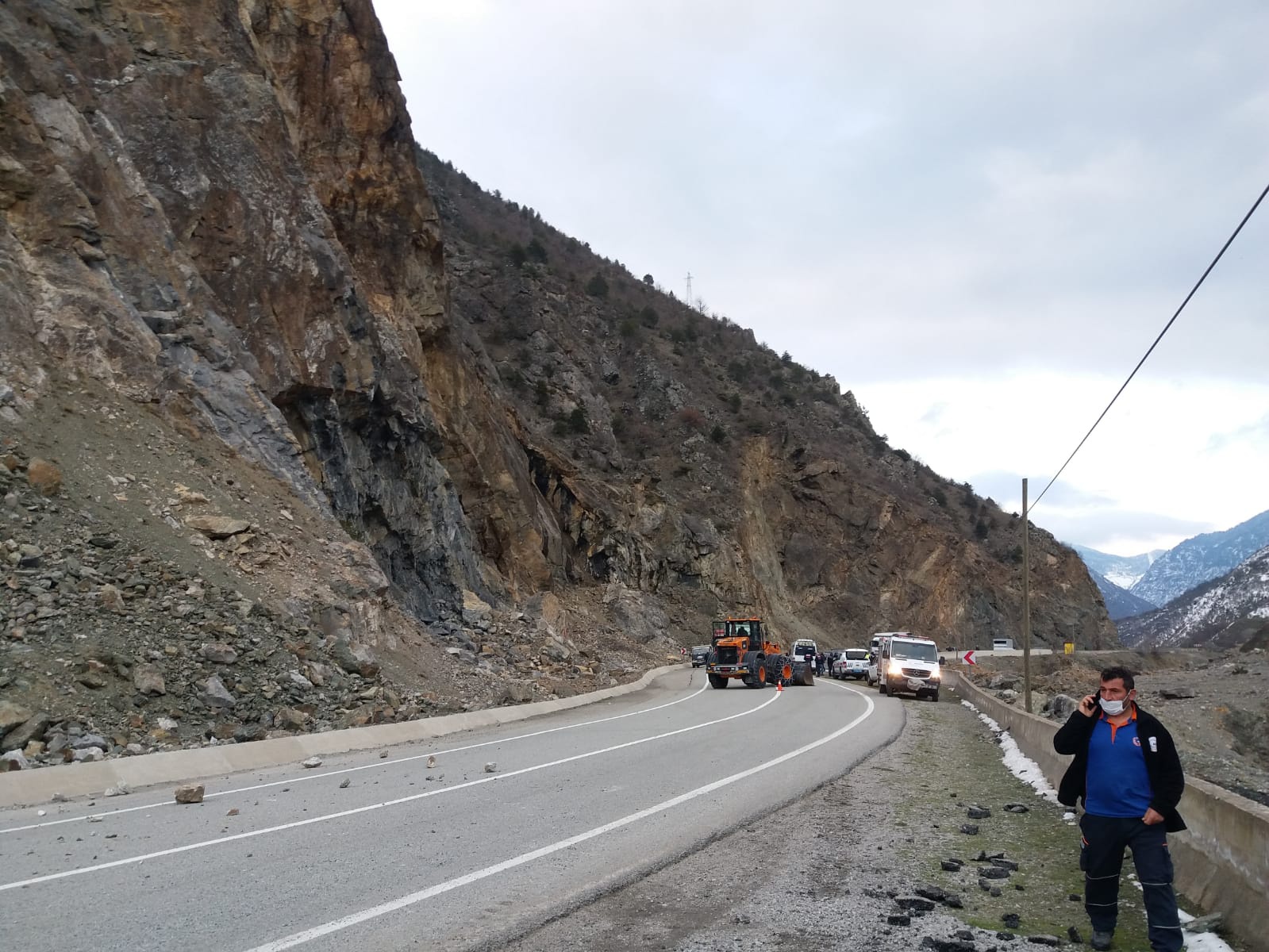 Köy minibüsünün üzerine kayalar düştü: 2 yaralı 4