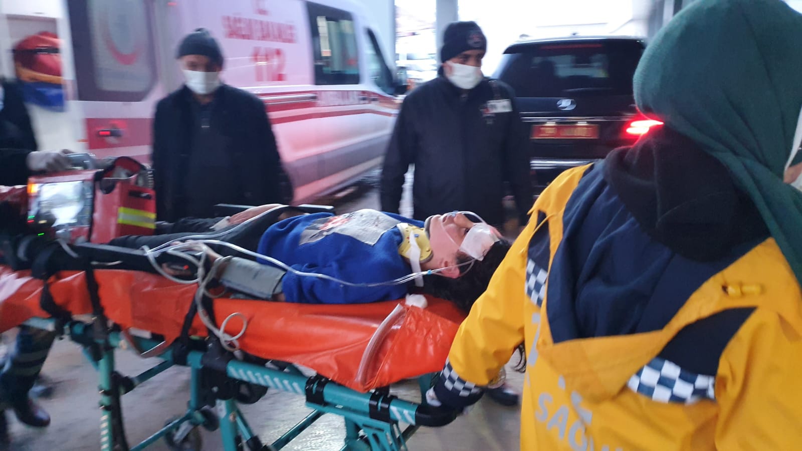 Köy minibüsünün üzerine kayalar düştü: 2 yaralı 5