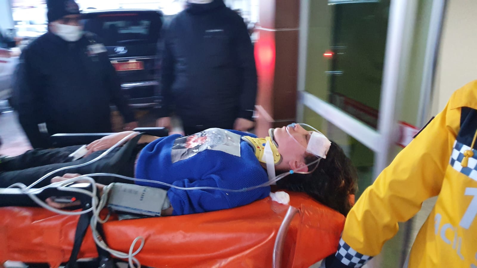 Köy minibüsünün üzerine kayalar düştü: 2 yaralı 10