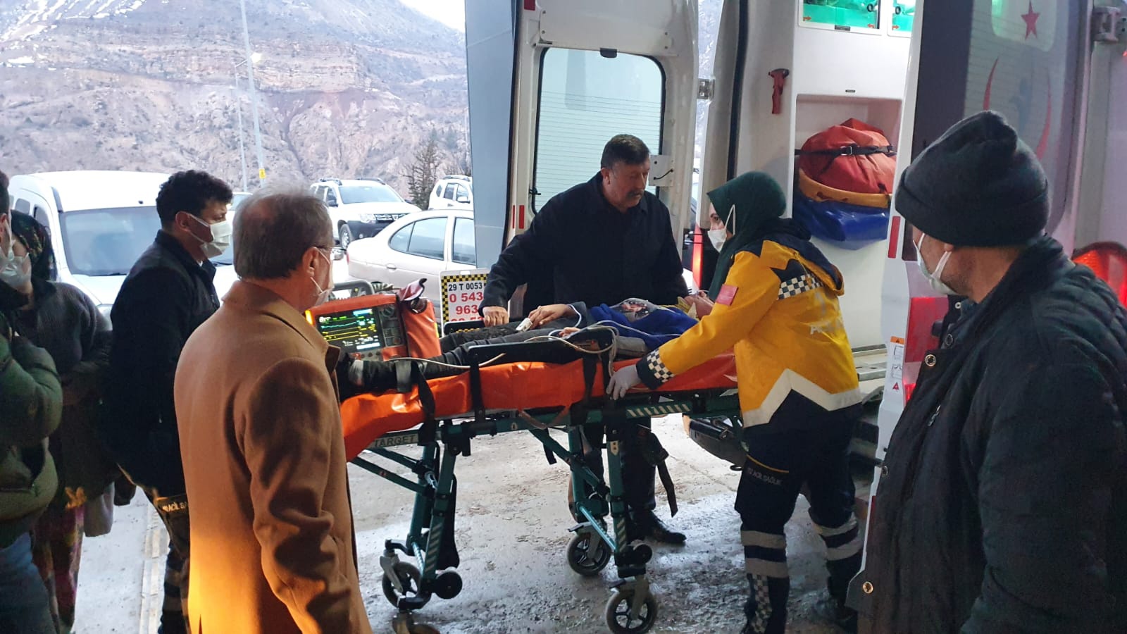 Köy minibüsünün üzerine kayalar düştü: 2 yaralı 17