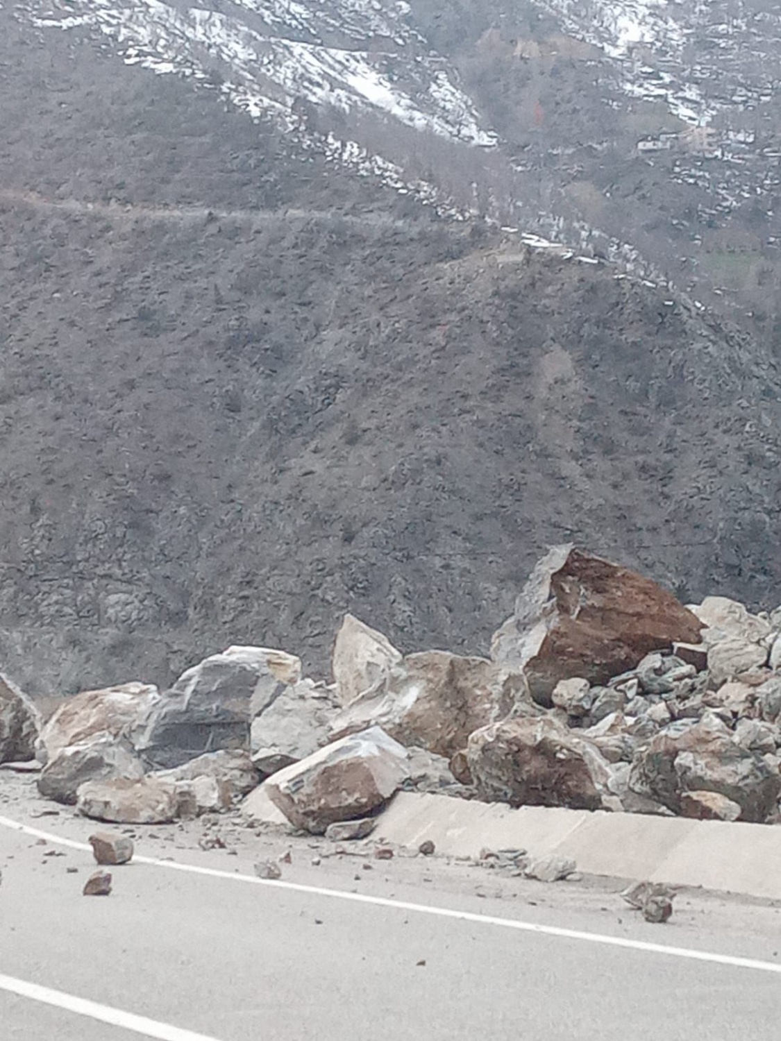 Köy minibüsünün üzerine kayalar düştü: 2 yaralı 3