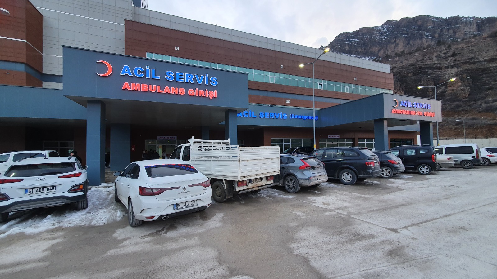 Köy minibüsünün üzerine kayalar düştü: 2 yaralı 14