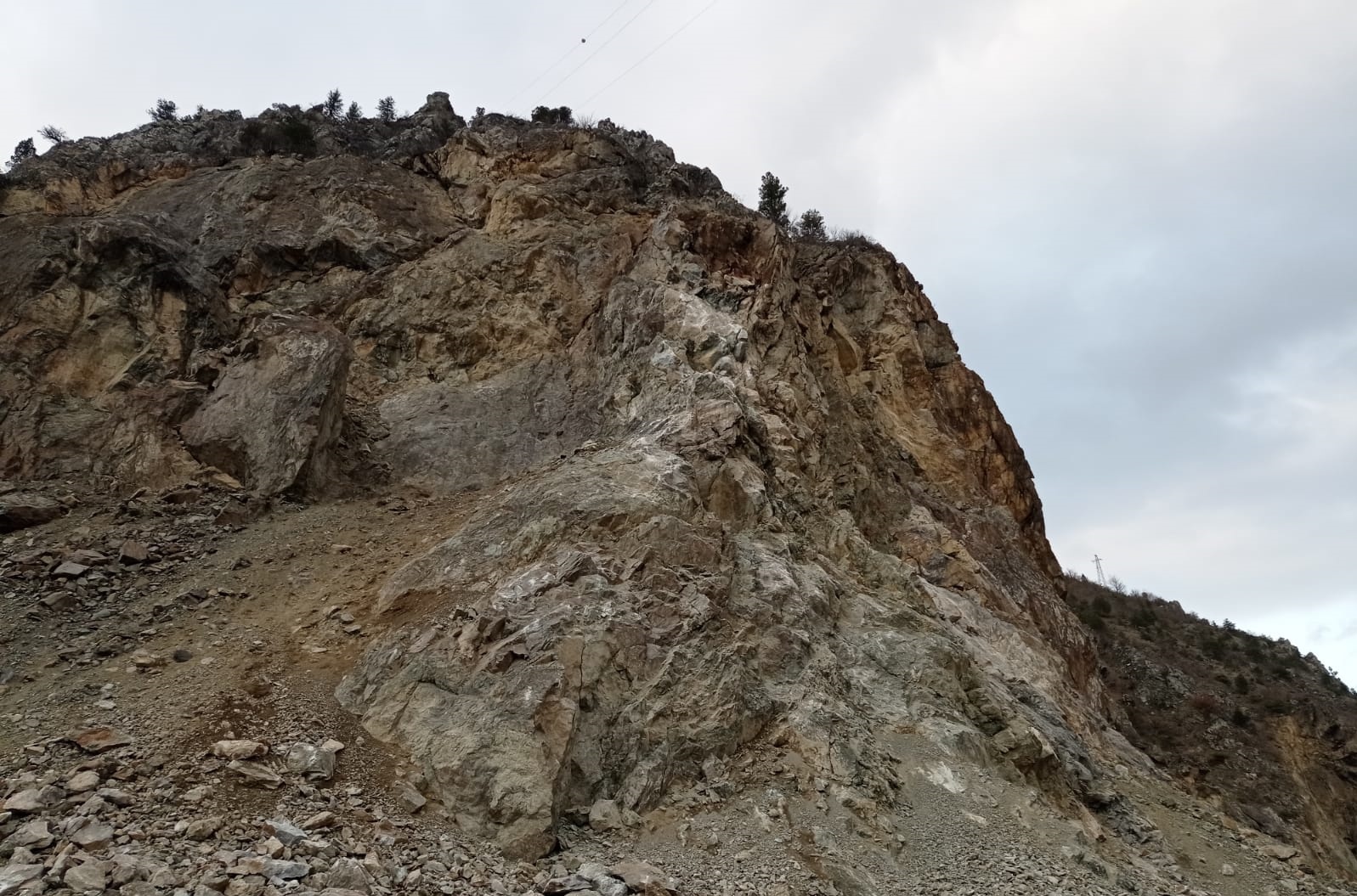 Köy minibüsünün üzerine kayalar düştü: 2 yaralı 13