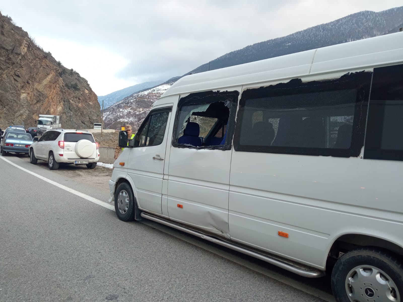 Köy minibüsünün üzerine kayalar düştü: 2 yaralı 1