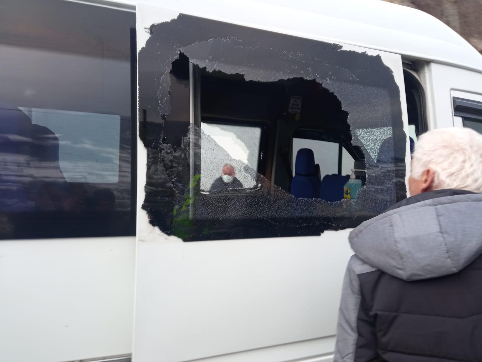 Köy minibüsünün üzerine kayalar düştü: 2 yaralı 11