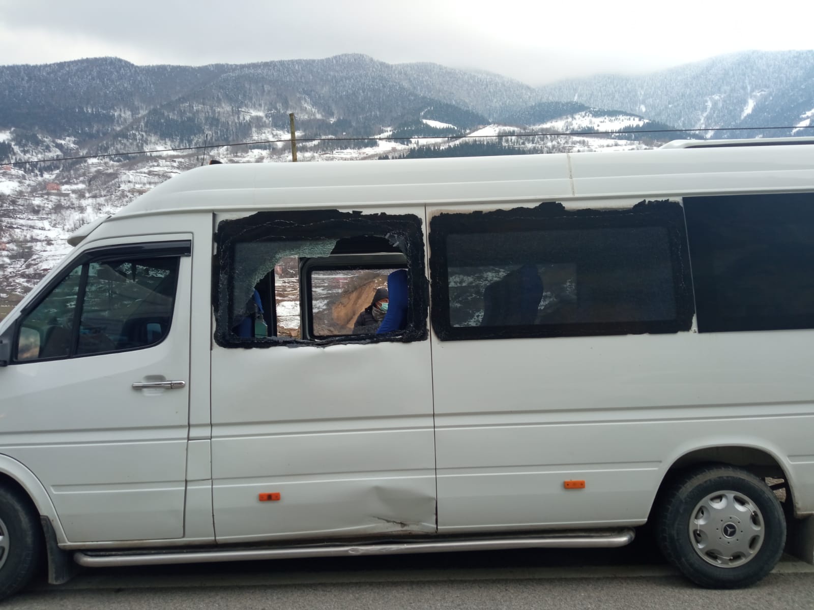 Köy minibüsünün üzerine kayalar düştü: 2 yaralı 6