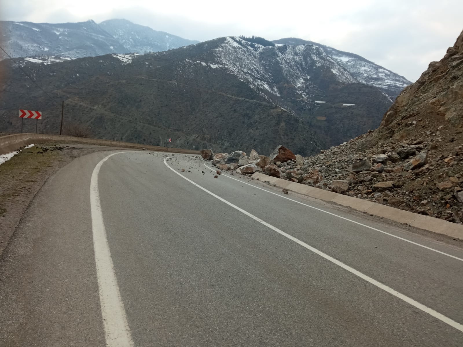 Köy minibüsünün üzerine kayalar düştü: 2 yaralı 15