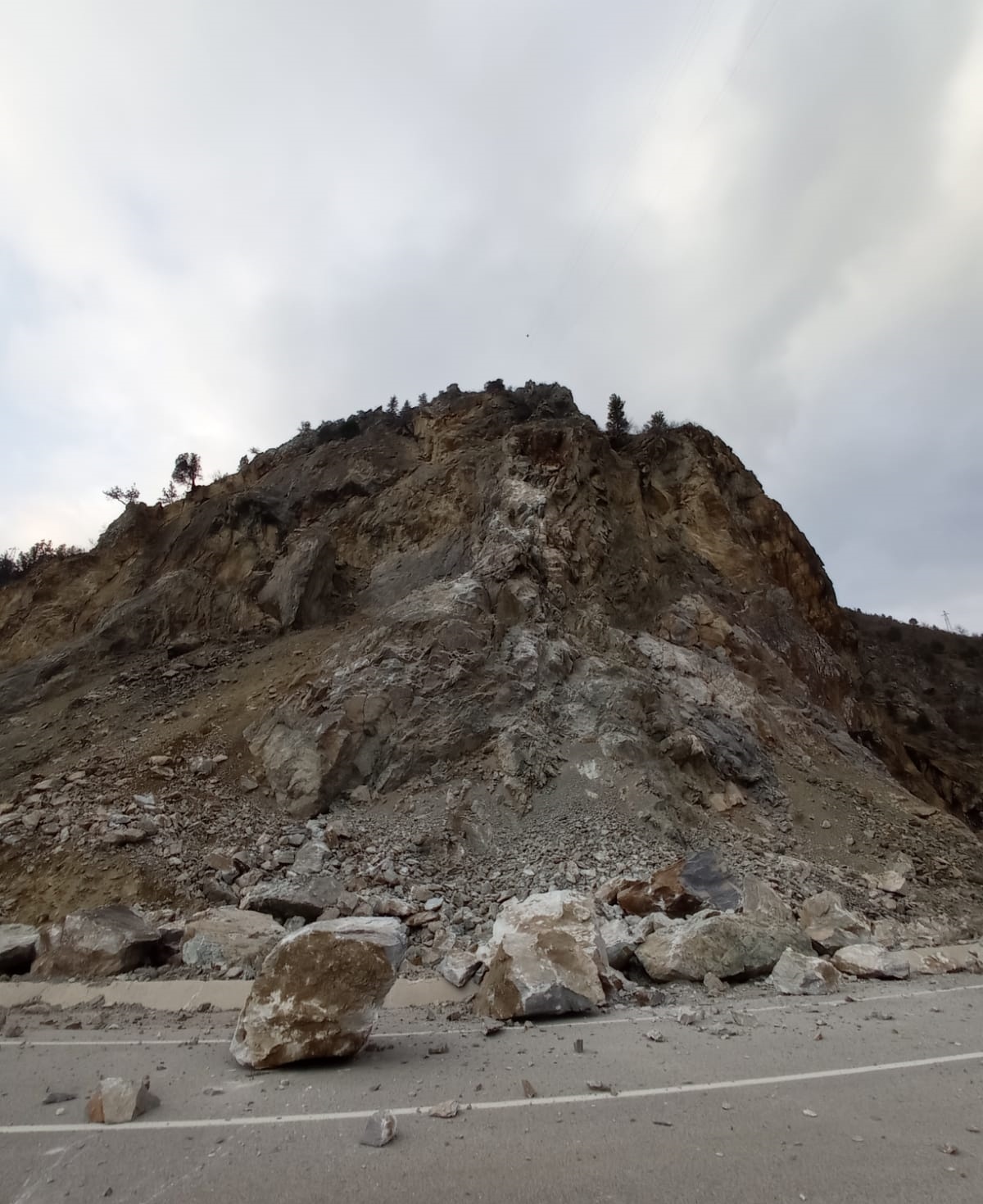 Köy minibüsünün üzerine kayalar düştü: 2 yaralı 12