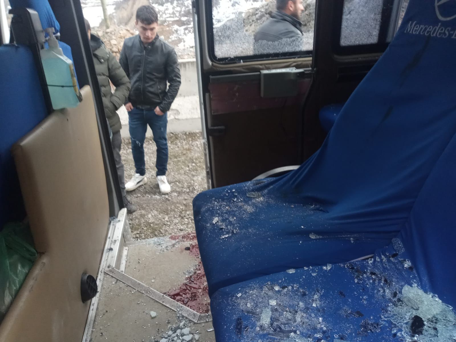 Köy minibüsünün üzerine kayalar düştü: 2 yaralı 2