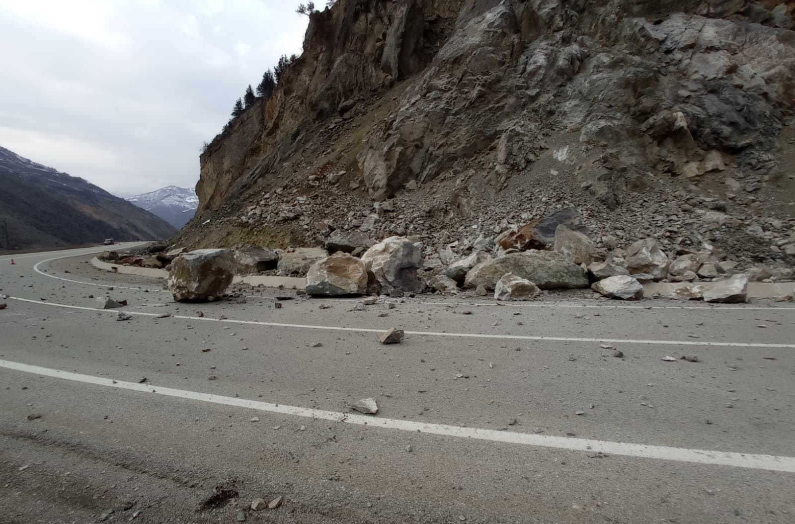 Köy minibüsünün üzerine kayalar düştü: 2 yaralı 16