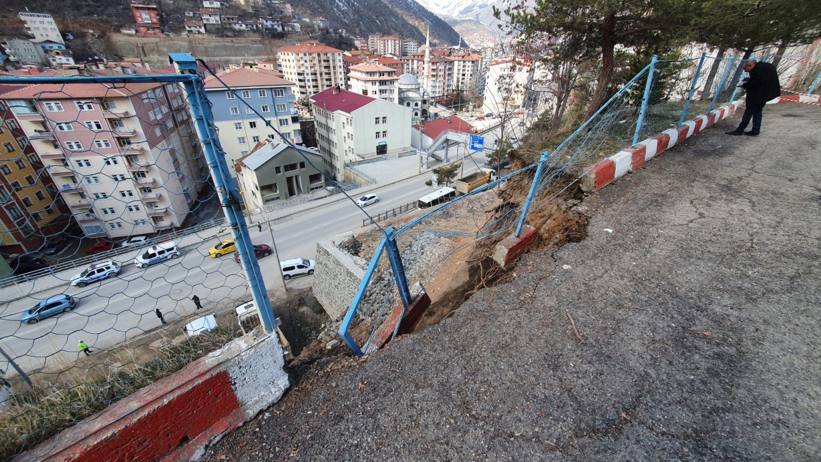 Atatürk Ortaokulu bahçesinde göçük 6