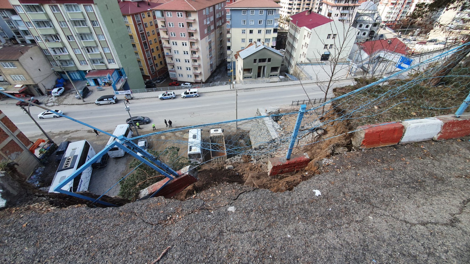 Atatürk Ortaokulu bahçesinde göçük 7