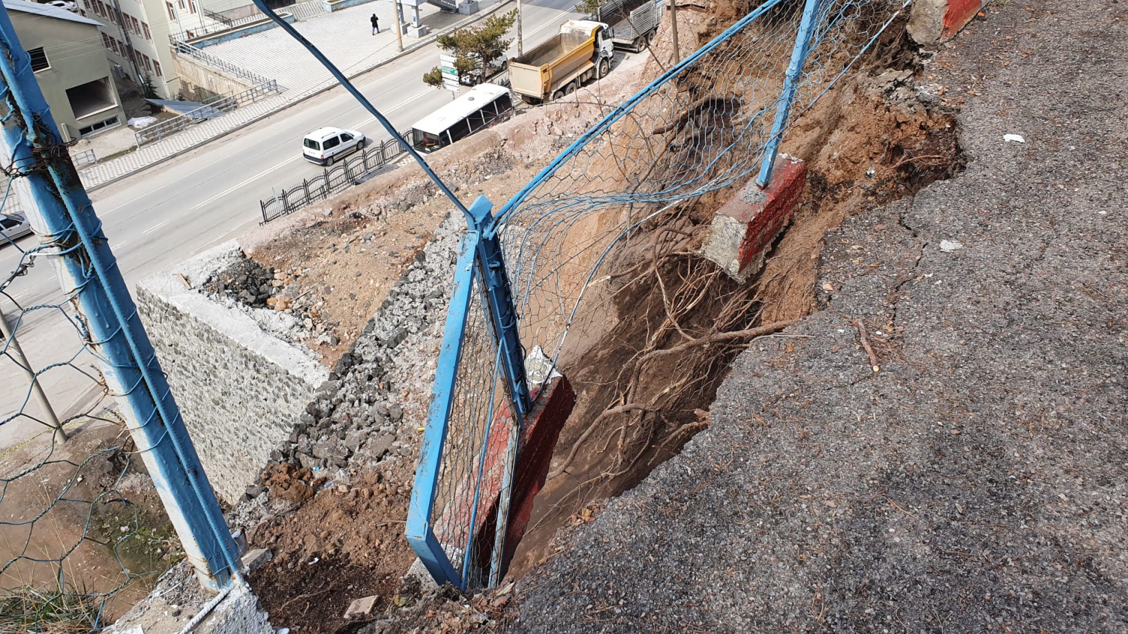 Atatürk Ortaokulu bahçesinde göçük 5