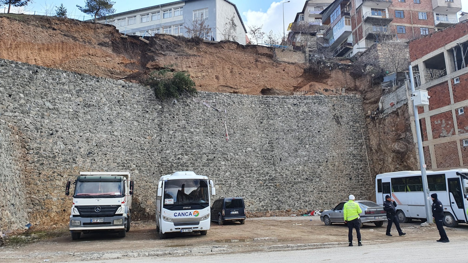 Atatürk Ortaokulu bahçesinde göçük 12
