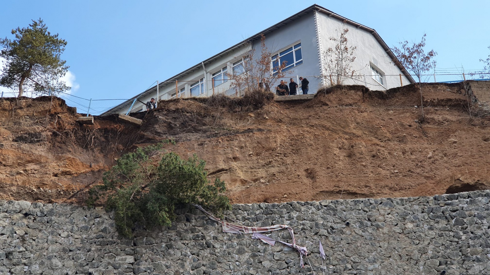 Atatürk Ortaokulu bahçesinde göçük 10