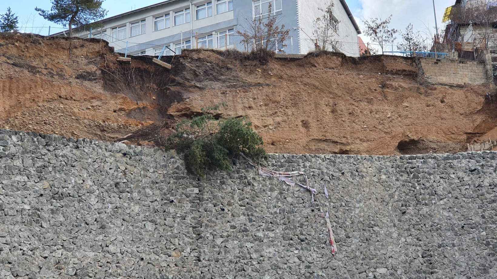 Atatürk Ortaokulu bahçesinde göçük 4