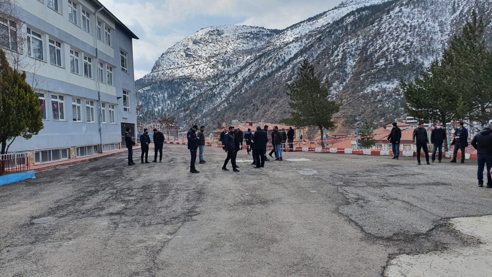 Atatürk Ortaokulu bahçesinde göçük 11