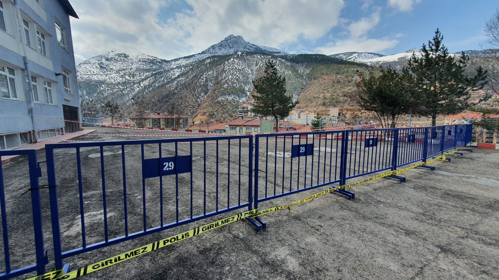 Atatürk Ortaokulu bahçesinde göçük 9