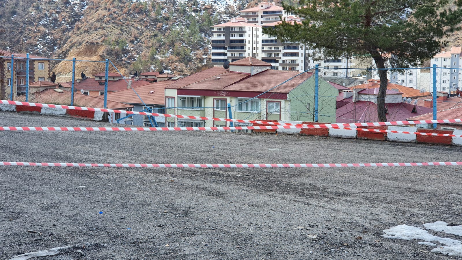 Atatürk Ortaokulu bahçesinde göçük 13