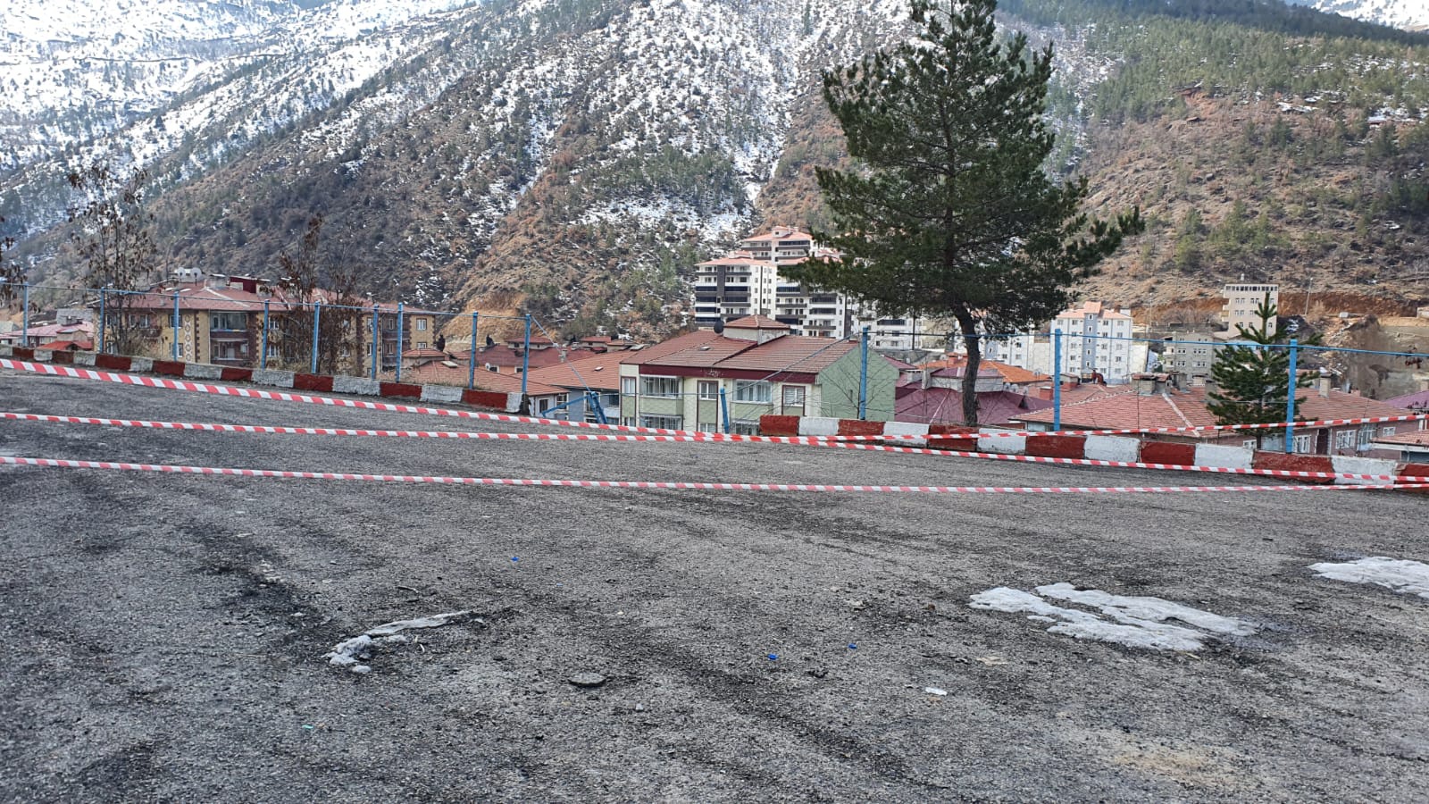 Atatürk Ortaokulu bahçesinde göçük 1