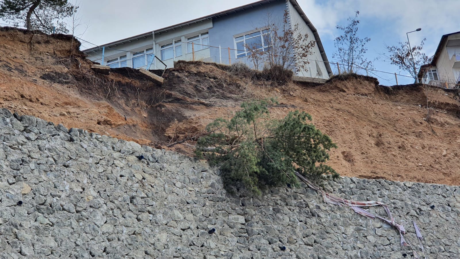 Atatürk Ortaokulu bahçesinde göçük 8