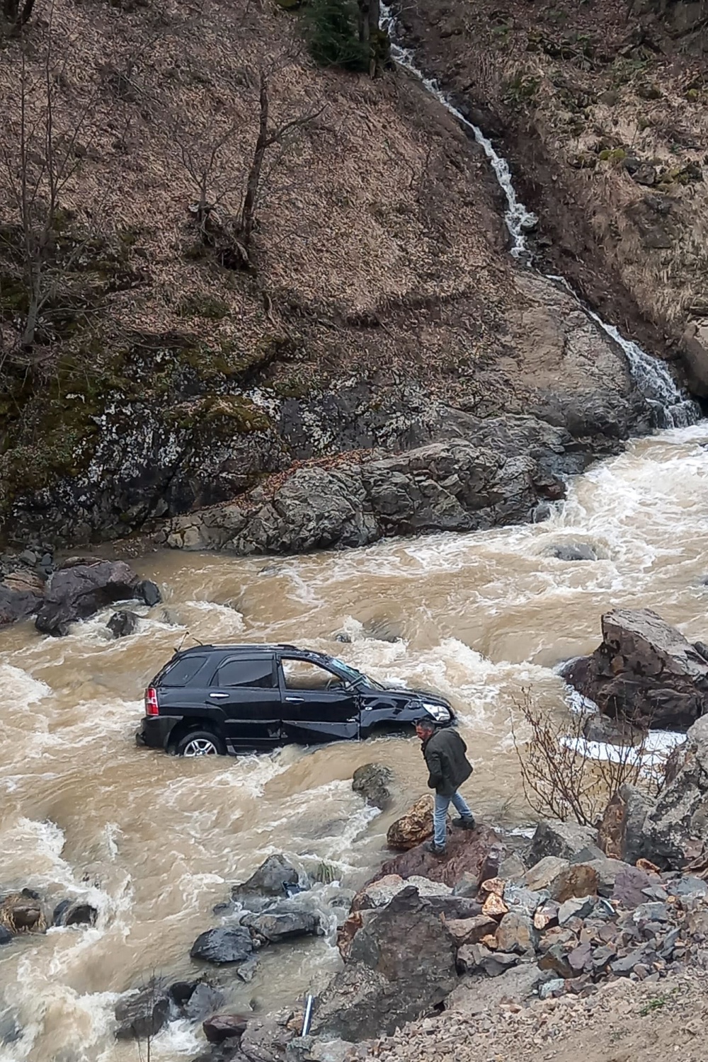Kontrolden çıkan araç dereye yuvarlandı: 1 ölü, 3 yaralı 7
