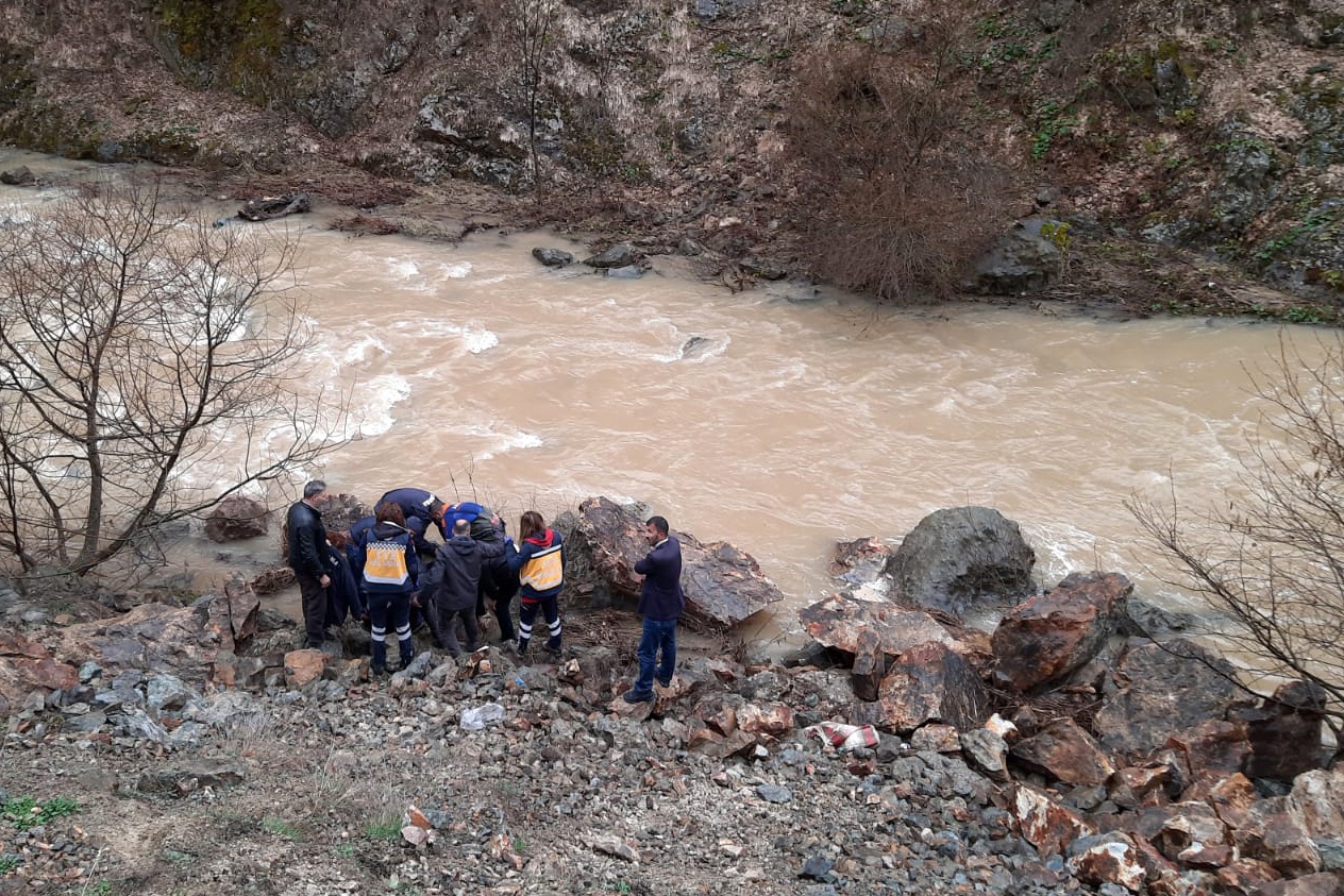 Kontrolden çıkan araç dereye yuvarlandı: 1 ölü, 3 yaralı 4