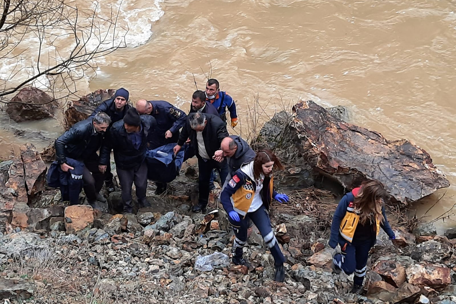 Kontrolden çıkan araç dereye yuvarlandı: 1 ölü, 3 yaralı 3