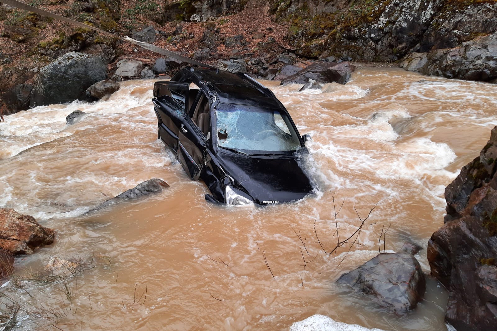 Kontrolden çıkan araç dereye yuvarlandı: 1 ölü, 3 yaralı 2