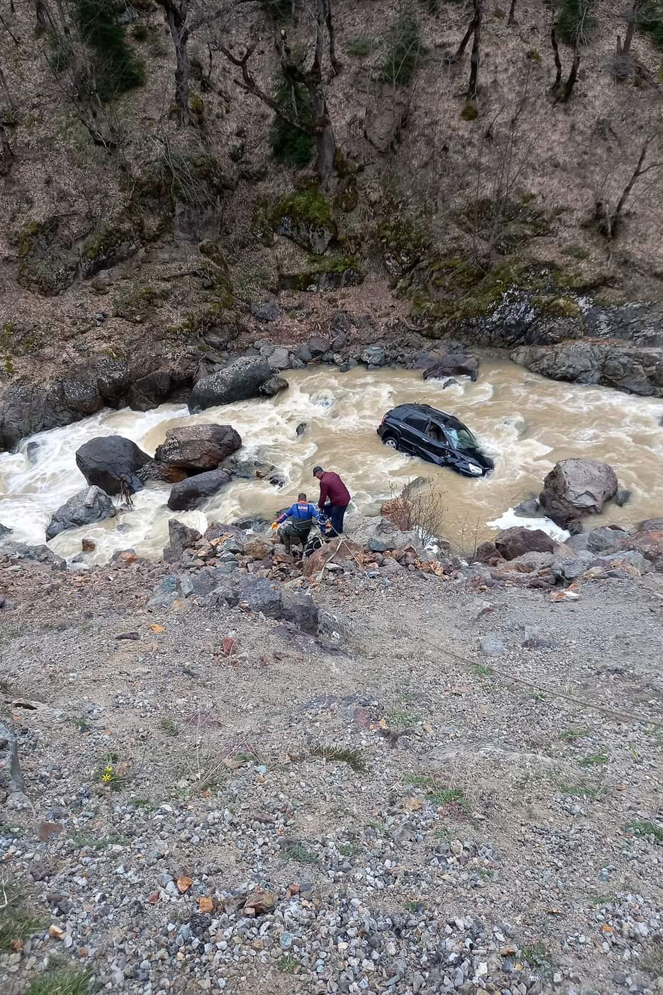 Kontrolden çıkan araç dereye yuvarlandı: 1 ölü, 3 yaralı 5