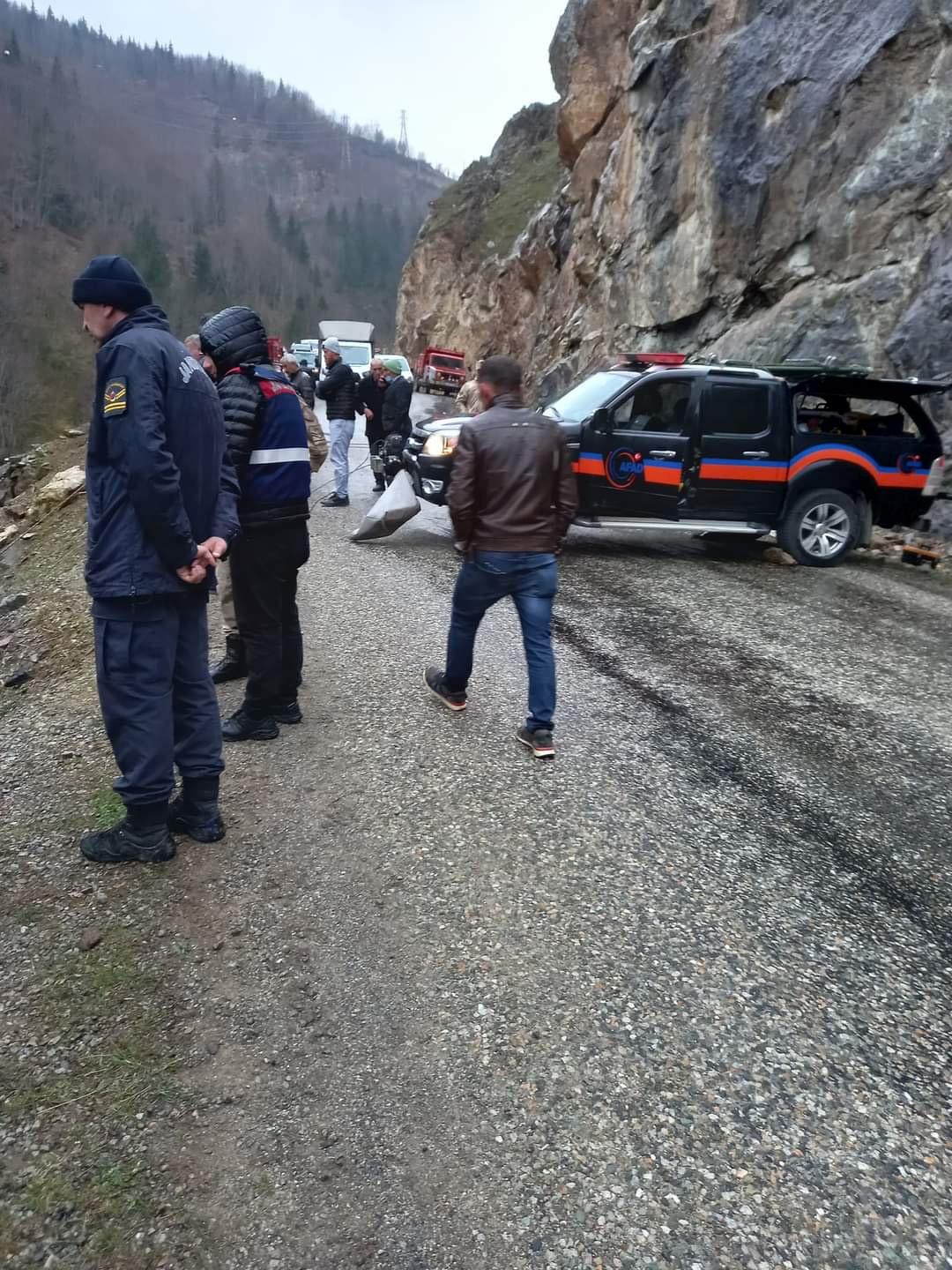 Kontrolden çıkan araç dereye yuvarlandı: 1 ölü, 3 yaralı 1