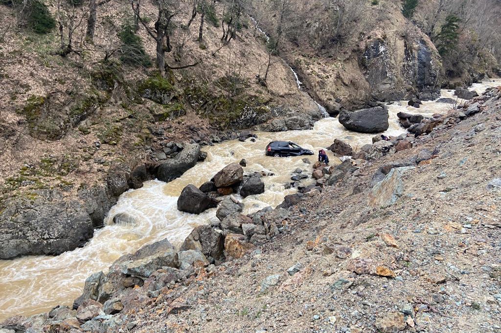 Kontrolden çıkan araç dereye yuvarlandı: 1 ölü, 3 yaralı 6