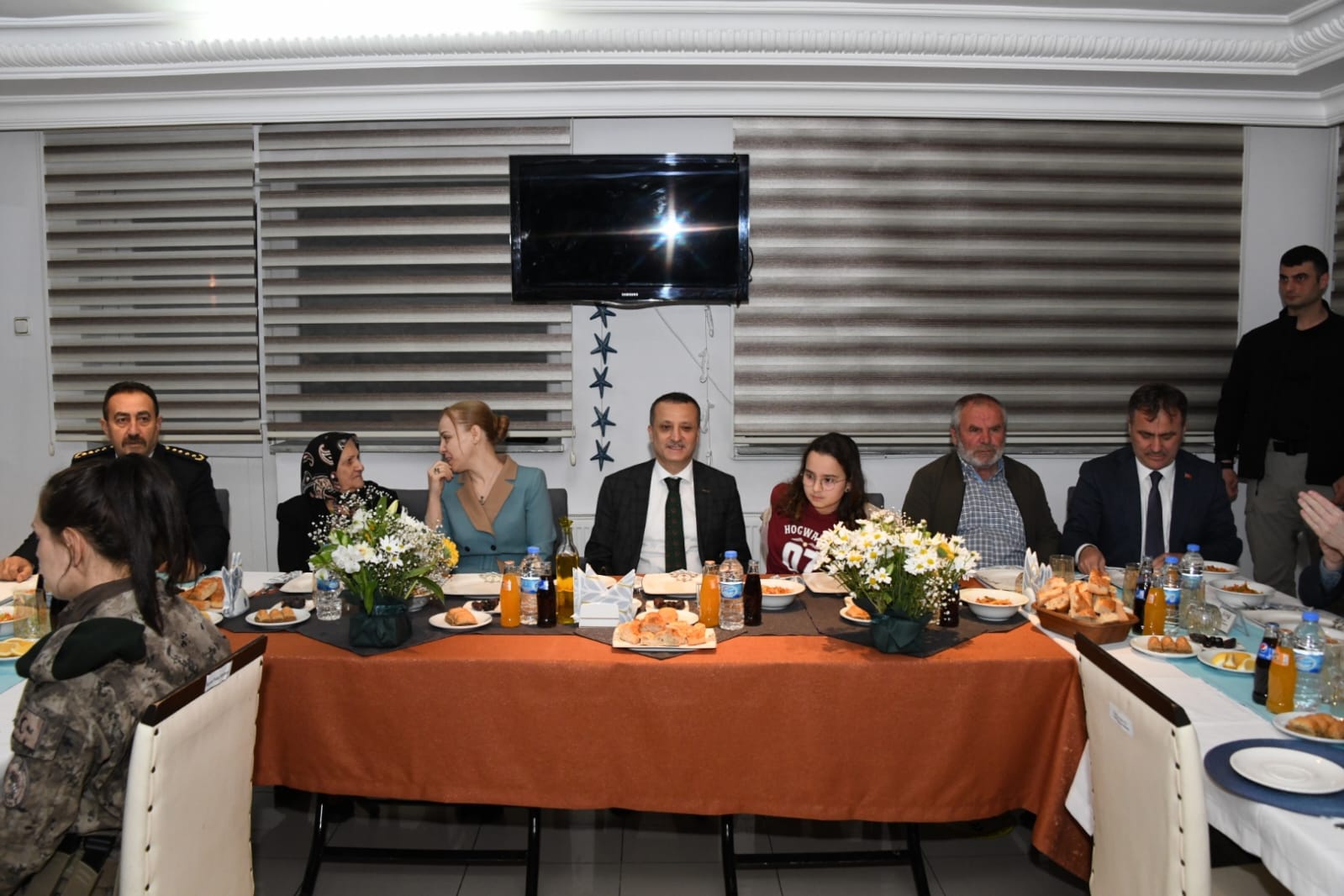 Vali Taşbilek şehit aileleri, gaziler ve yakınları ile iftarda bir araya geldi   14
