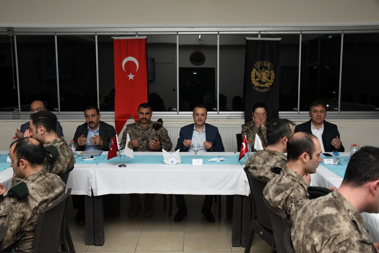 Vali Taşbilek iftarını Özel Herakat Polisleriyle açtı 2