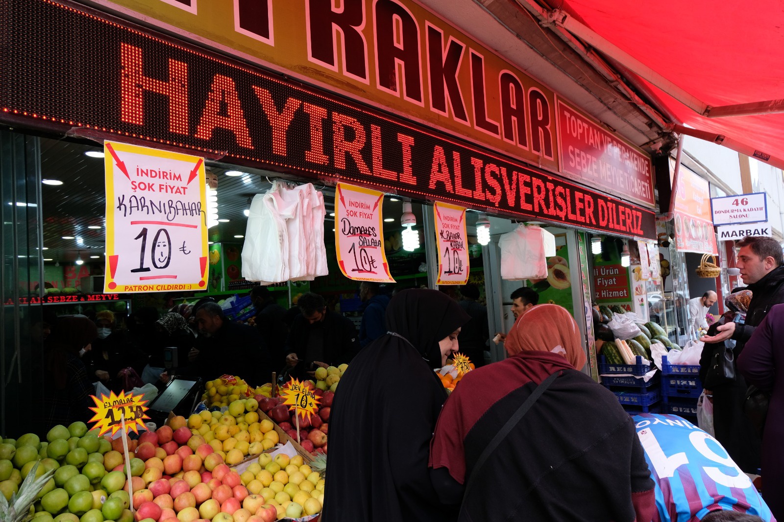Gümüşhane’de ucuz meyve ve sebze izdihamı 3