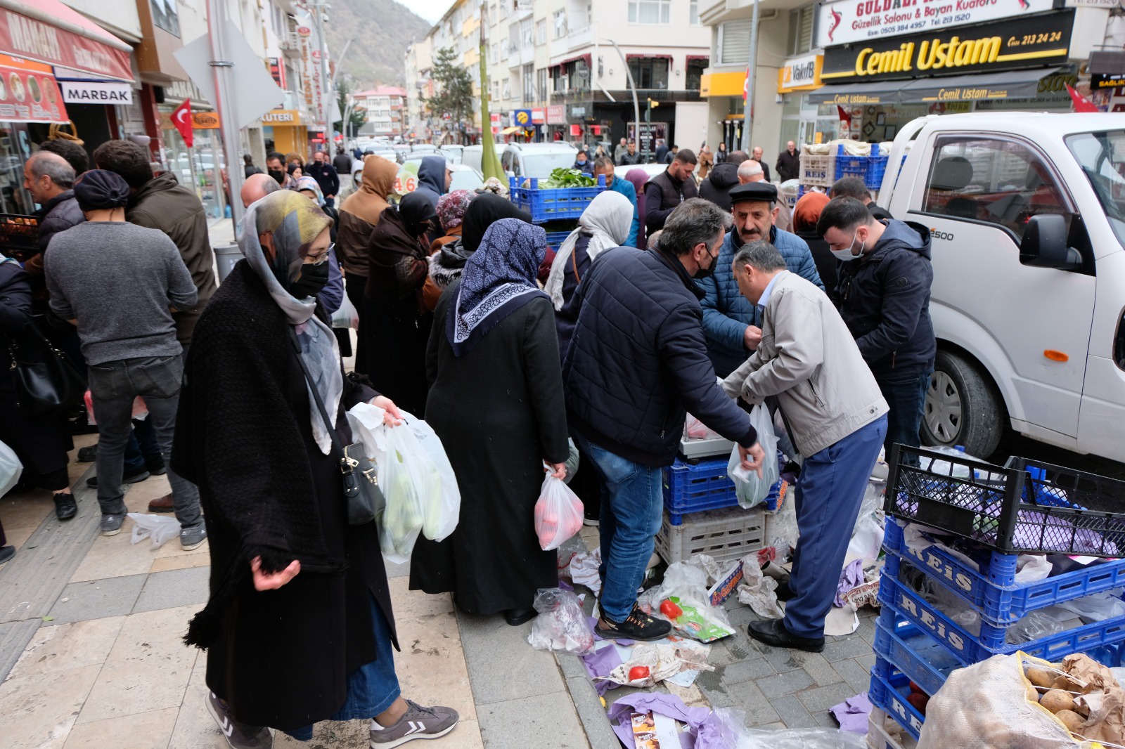 Gümüşhane’de ucuz meyve ve sebze izdihamı 5