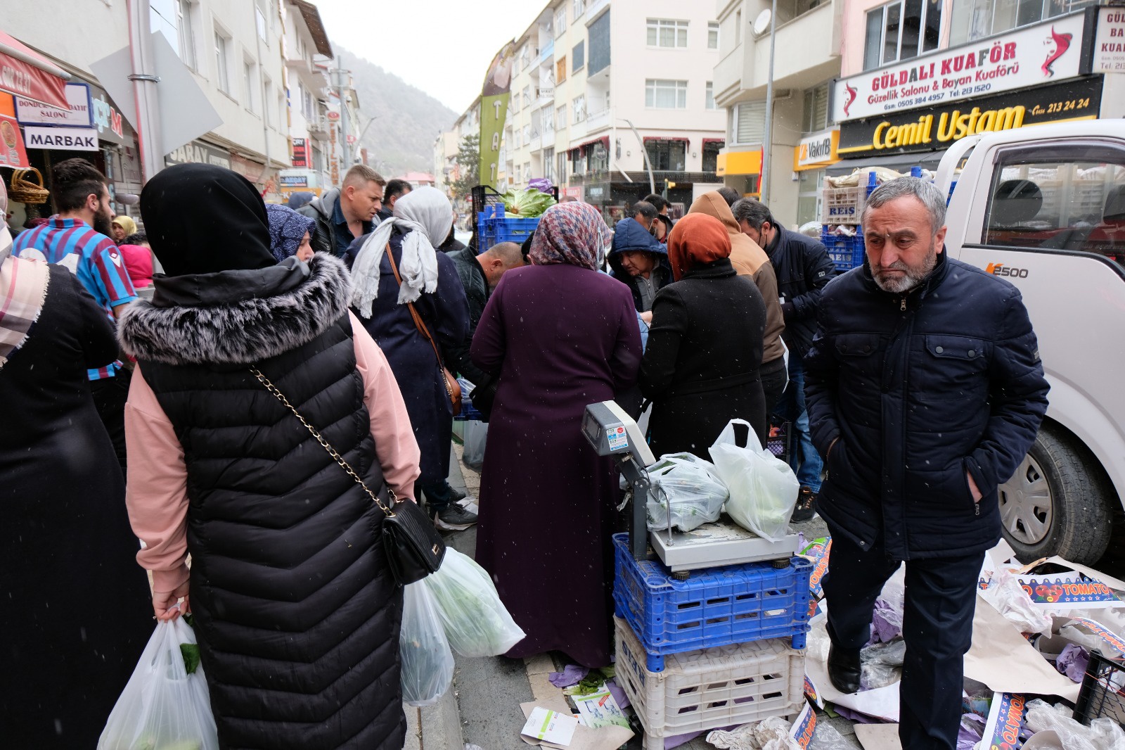 Gümüşhane’de ucuz meyve ve sebze izdihamı 1