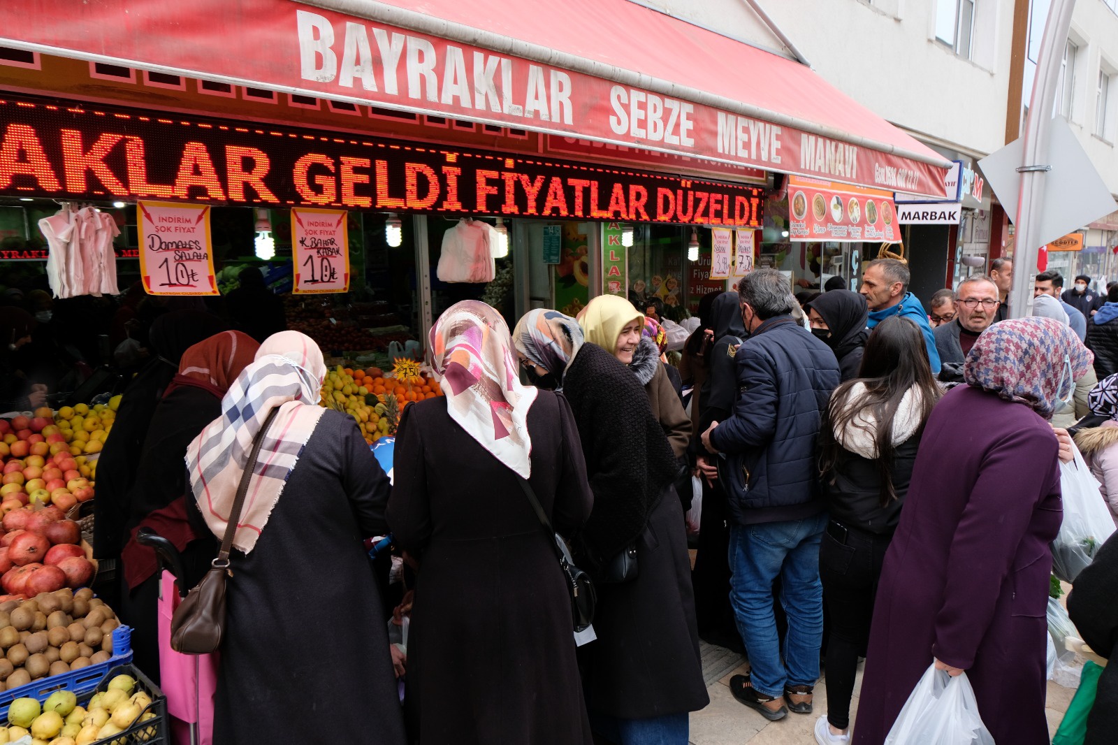 Gümüşhane’de ucuz meyve ve sebze izdihamı 4