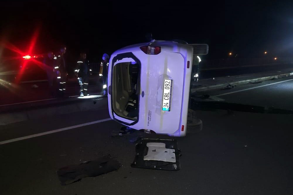 Refüje çarpan otomobilin sürücüsü öldü 1