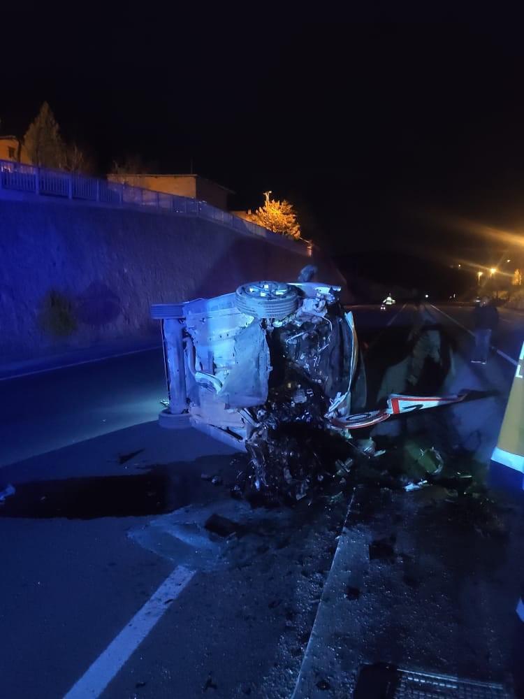 Refüje çarpan otomobilin sürücüsü öldü 4