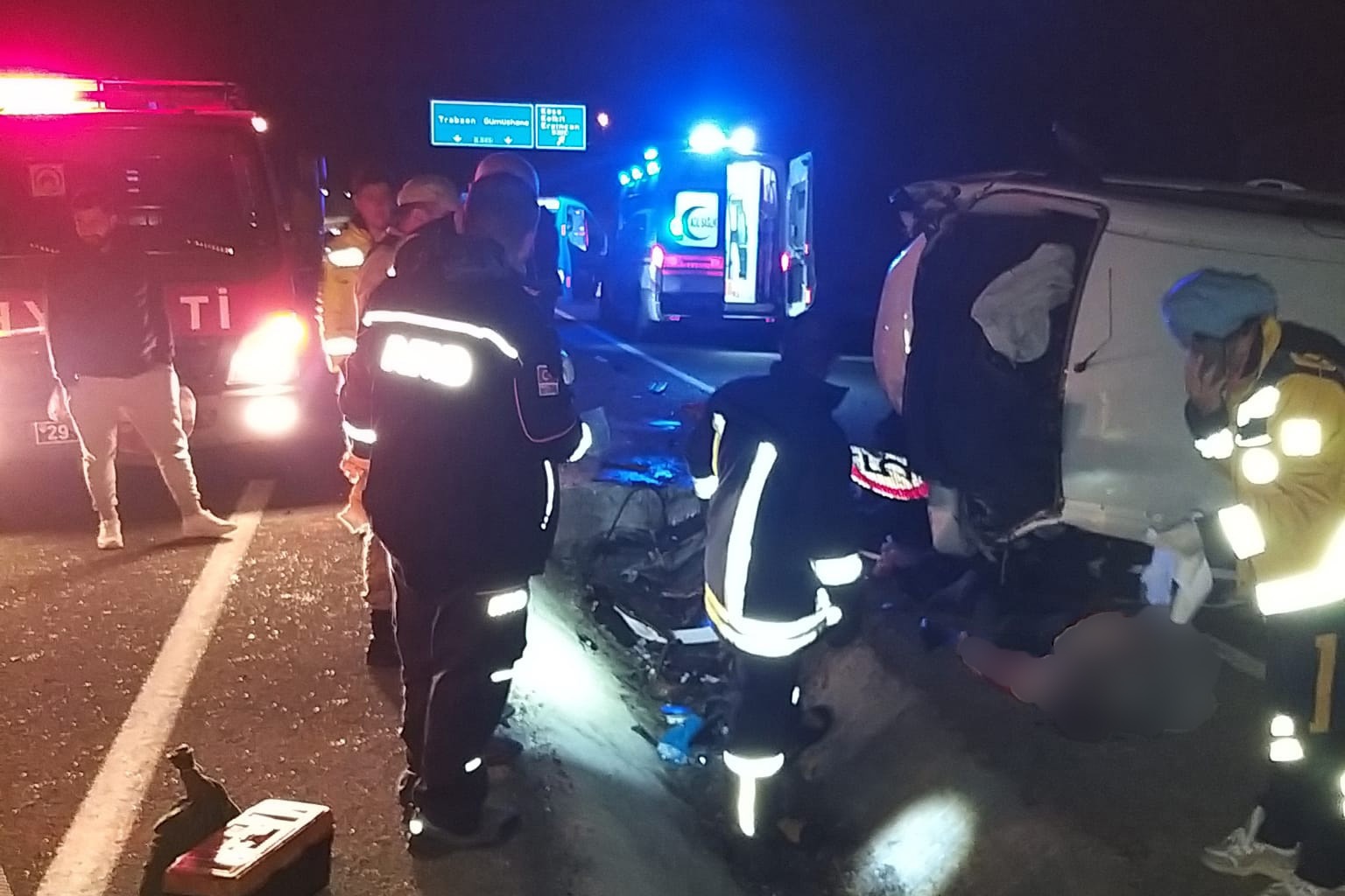 Refüje çarpan otomobilin sürücüsü öldü 8